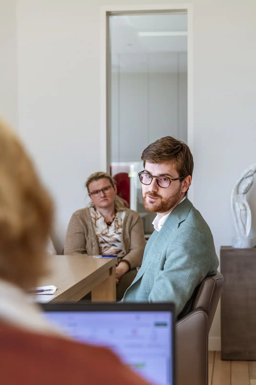 Jonge notaris met bril in gesprek tijdens erfenisadvies bij Notariaat Horebeke kantoor