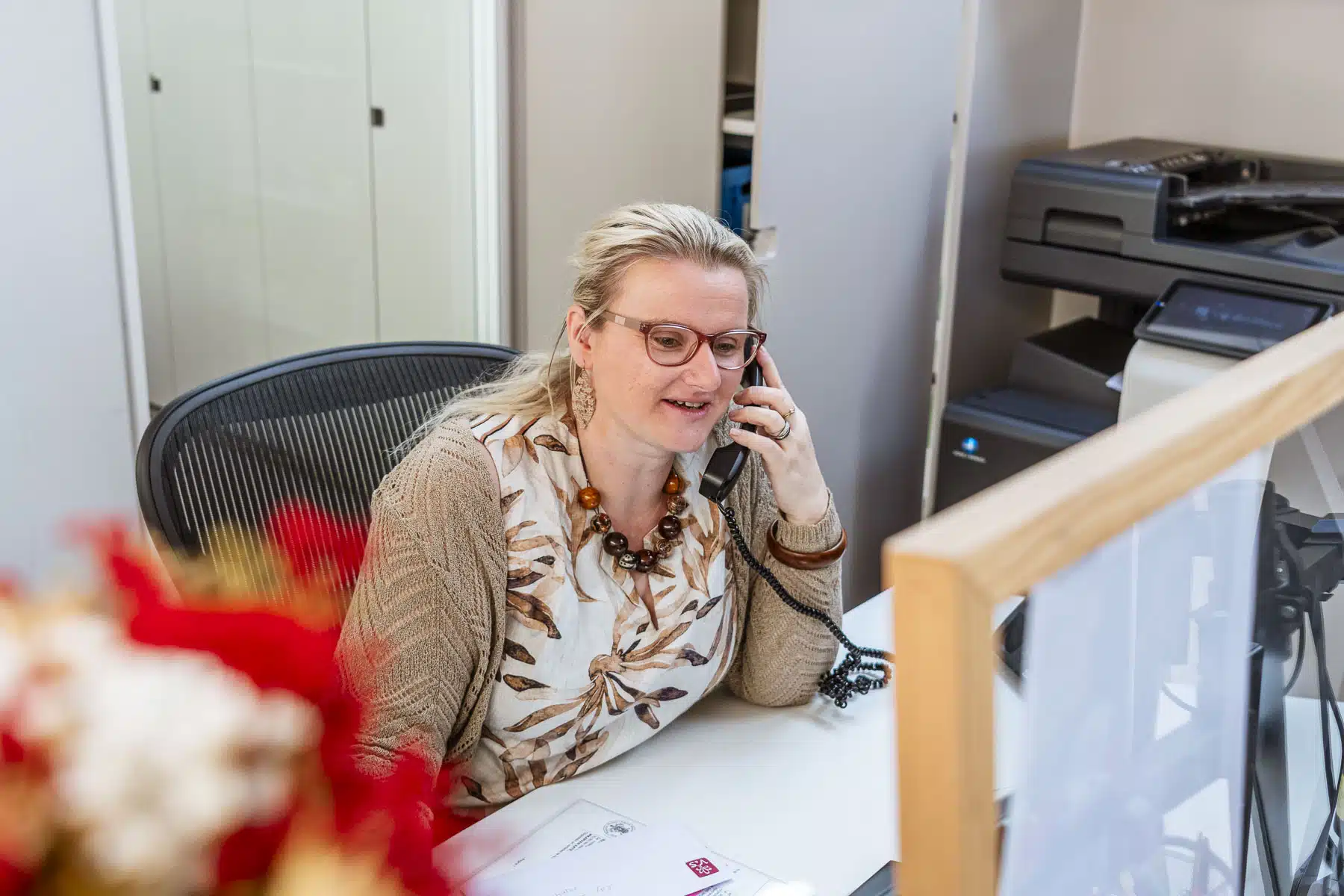 Notaris van Notariaat Horebeke in gesprek aan telefoon op kantoor met juridische documenten - notaris Horebeke contact