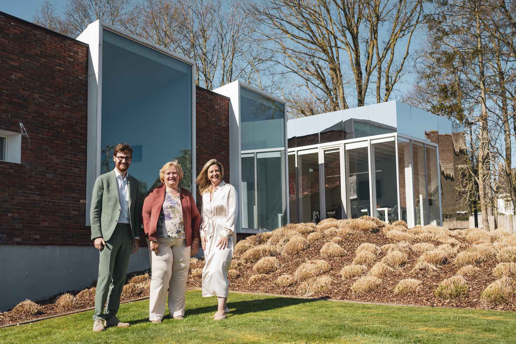 Team van betrouwbare notaris in Horebeke tijdens overleg op kantoor