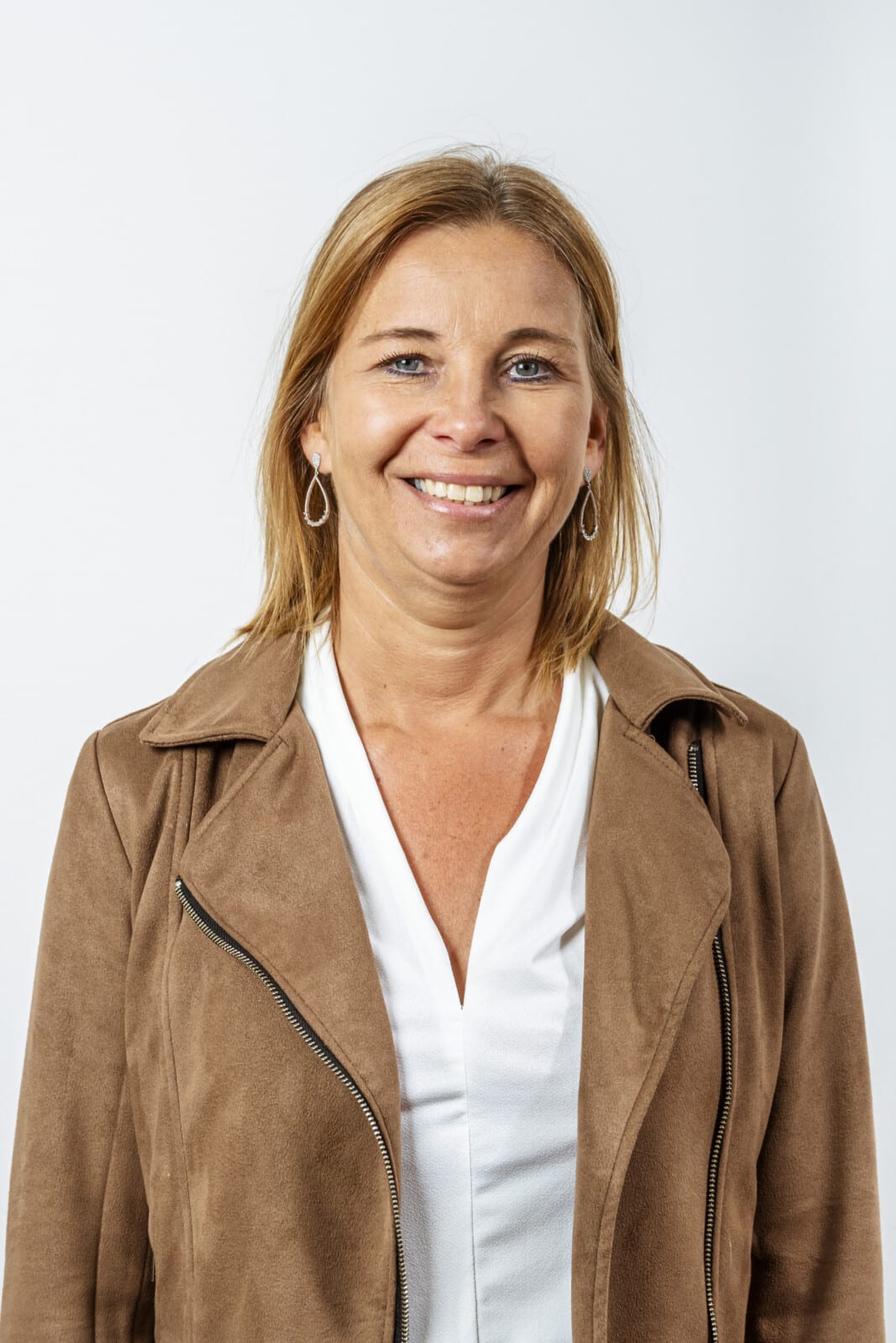 Nele Van den Bossche, notarieel medewerker bij Notariaat Horebeke, glimlachend in professionele portretfoto