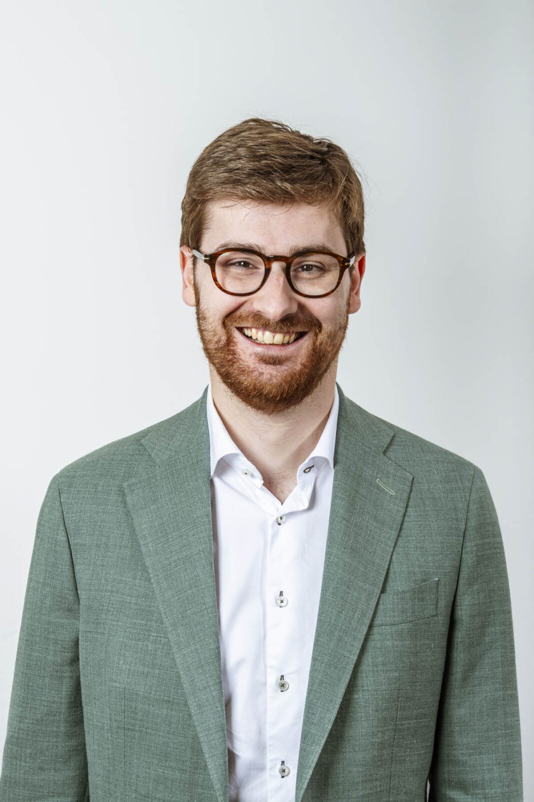 Professionele headshot van Pablo Herremans, notaris bij Notariaat Horebeke, glimlachend in groen jasje en bril