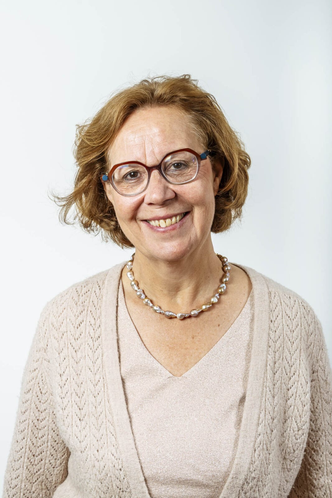 Sophie Van Damme, notarieel jurist bij Notariaat Horebeke, glimlacht vriendelijk met bril en parelketting