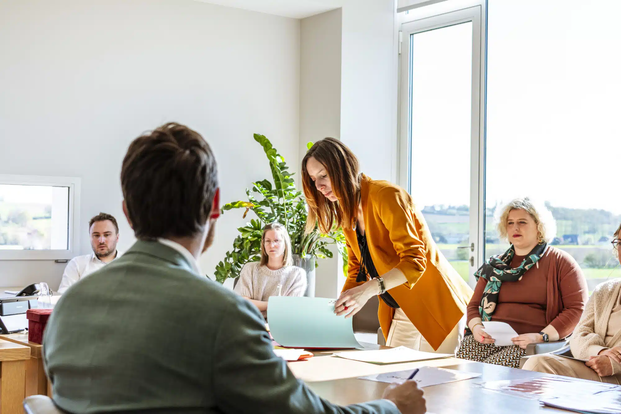 Team van notarissen en medewerkers in vergadering op modern kantoor van Notariaat Horebeke